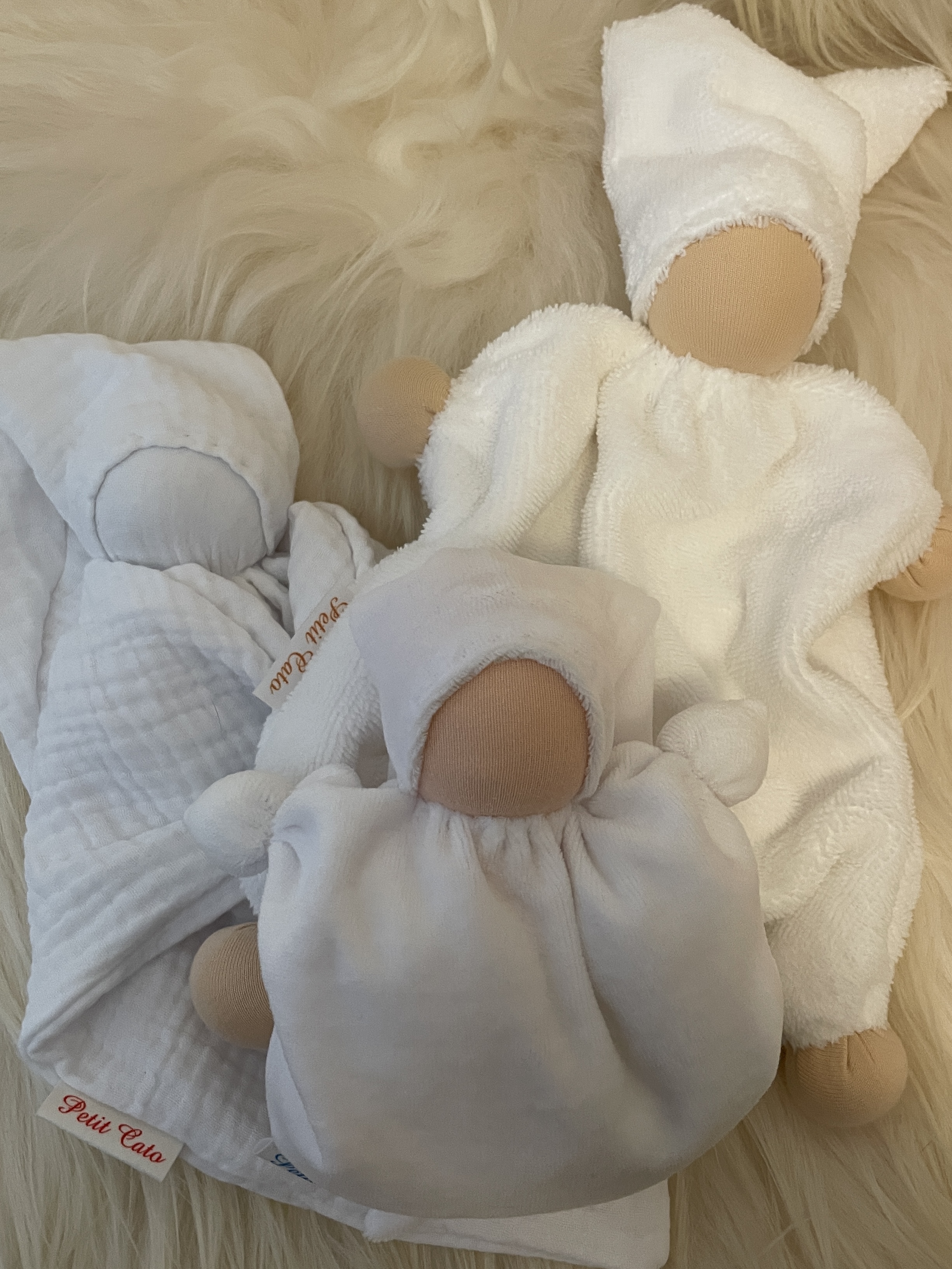Kuschelpuppe apricot mit dunkler Hautfarbe