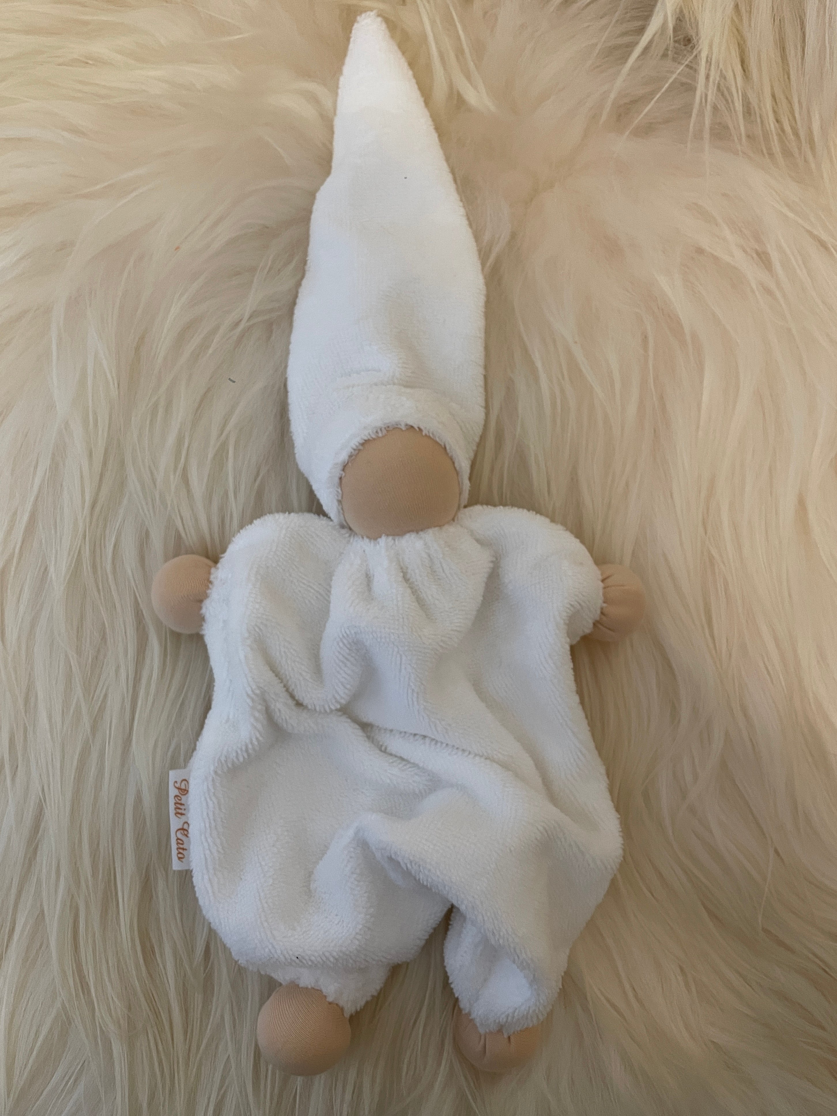 Kuschelpuppe apricot mit dunkler Hautfarbe