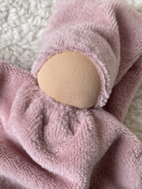 Kuschelpuppe rosa mit leicht getönter Hautfarbe und Rassel