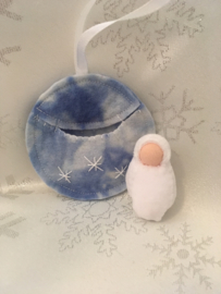 Kersthanger rond sprookjesvilt blauw - wit met wit poppetje