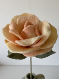 Rose aus Märchenfilz lachsrosa