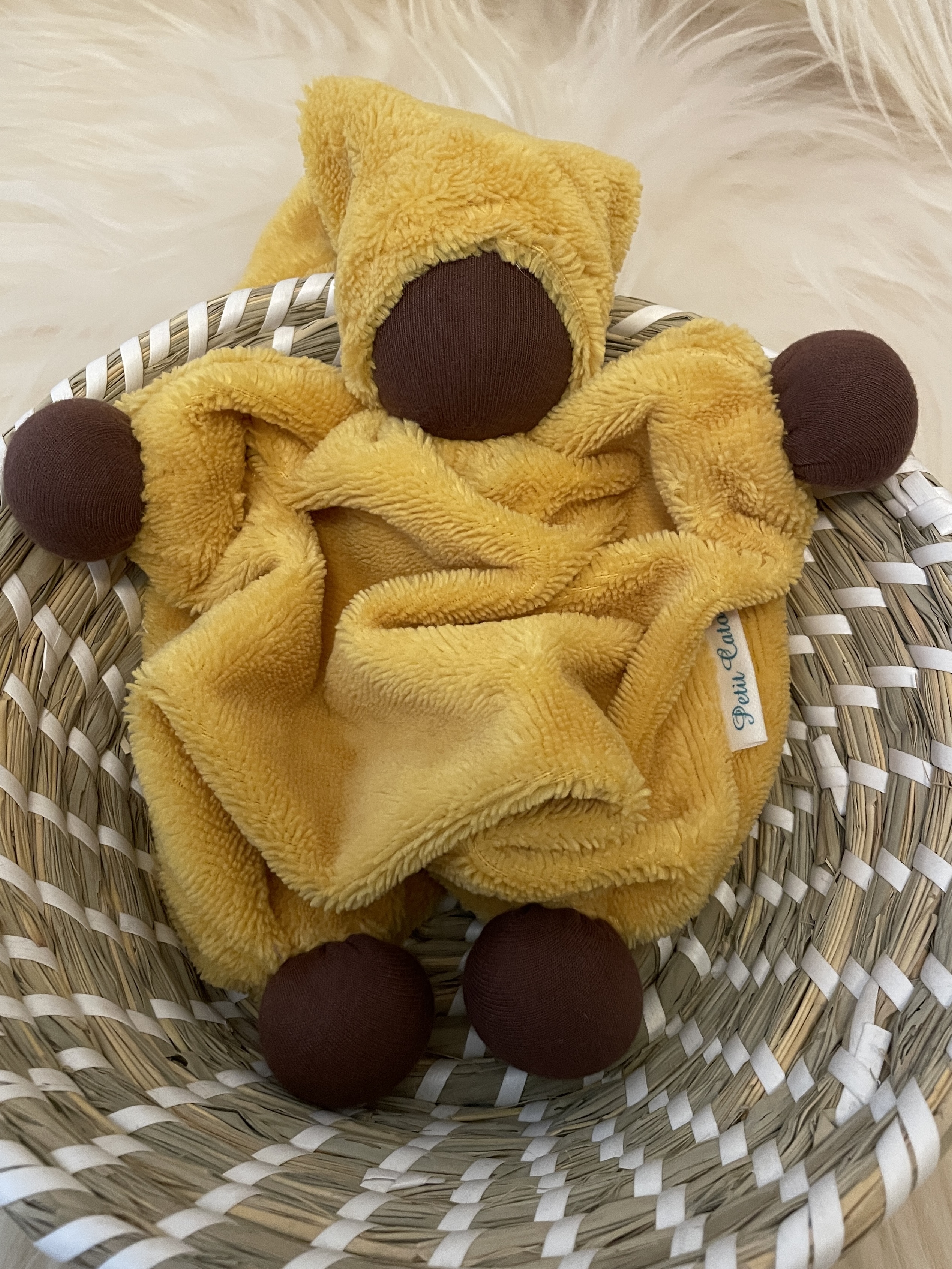 Knuffeltje okergeel met donkere huidskleur