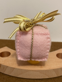 Year ring plug present pink