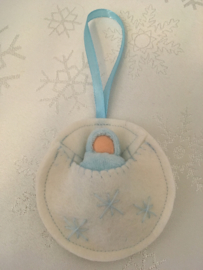 Weihnachtsanhänger rund weiß mit babyblauer Puppe