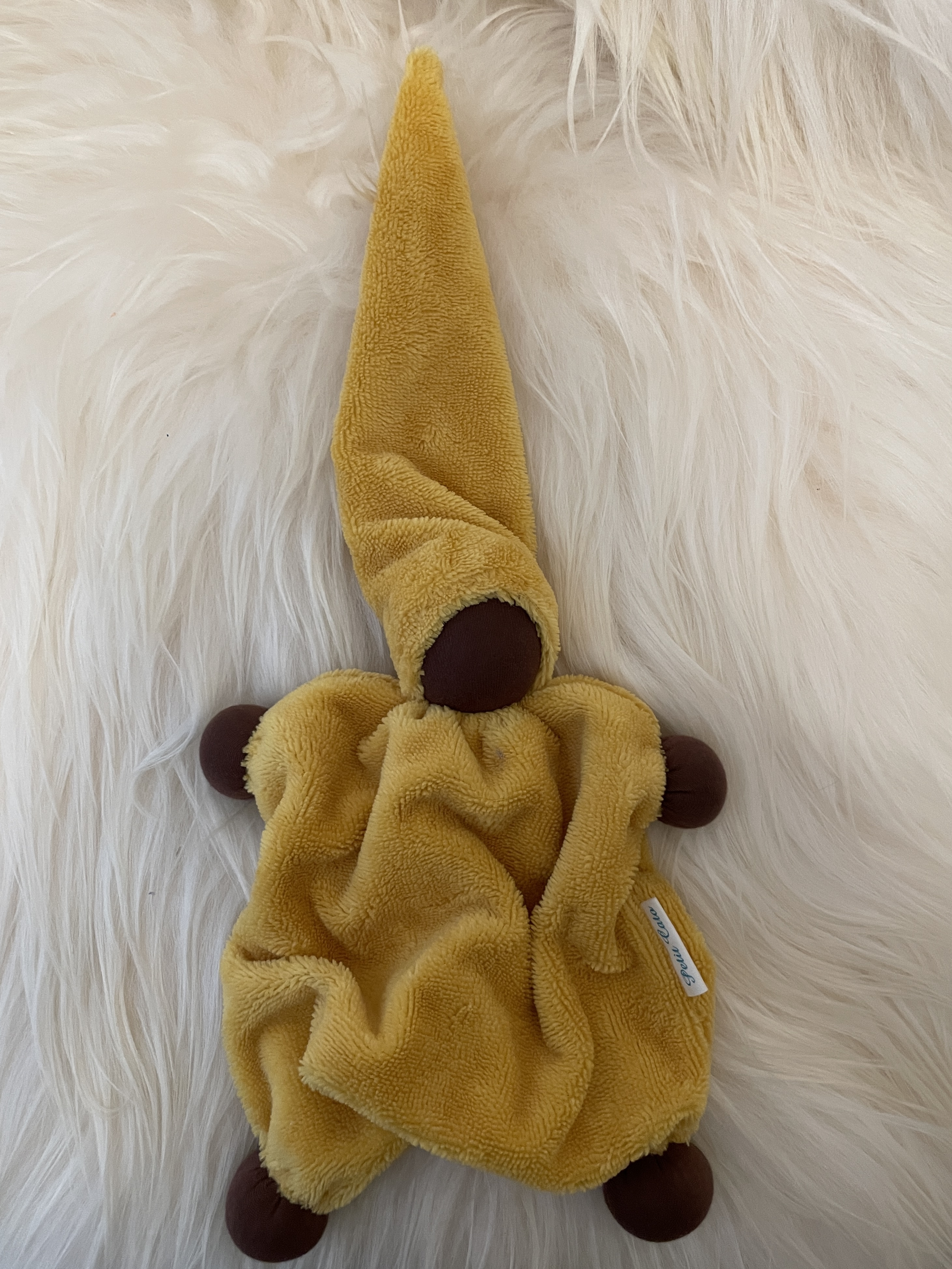 Kuschelpuppe Ocker mit dunkler Hautfarbe
