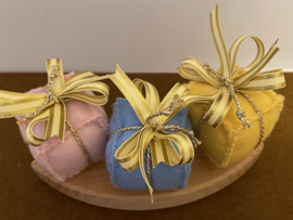 Year ring plug present yellow