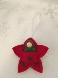Kersthanger ster rood met groen poppetje