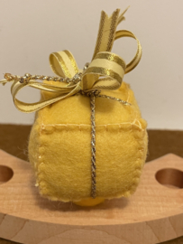 Year ring plug present yellow