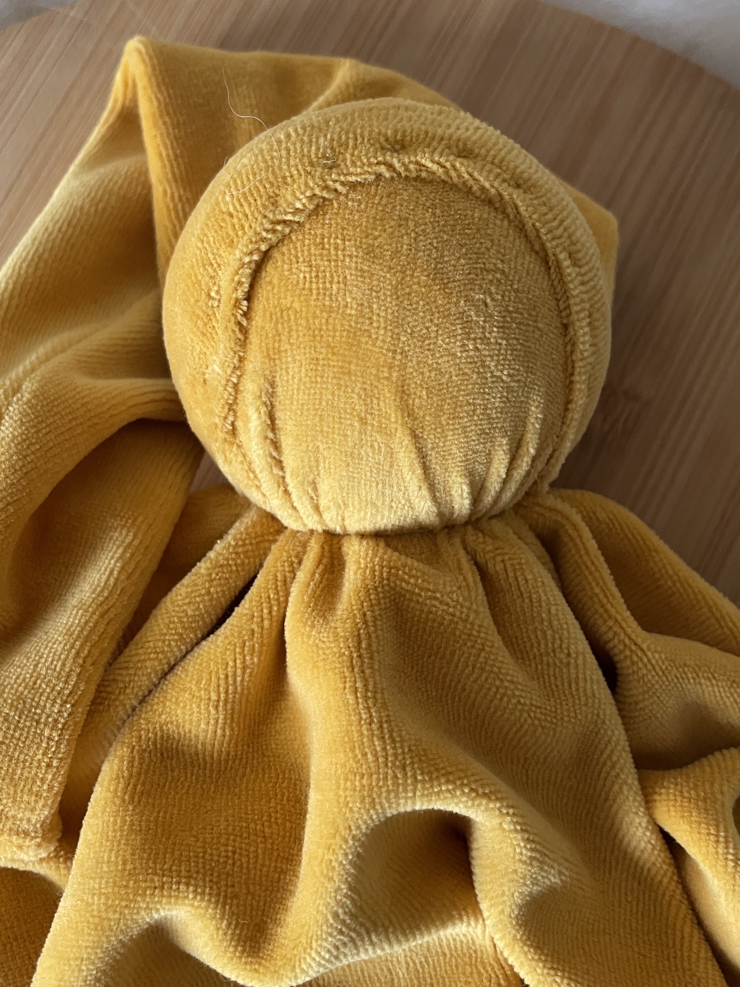 Knuffel Okergeel