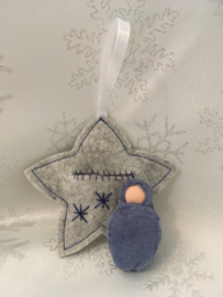 Kersthanger Ster grijs met blauw poppetje