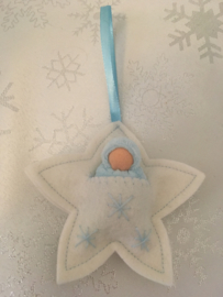 Kersthanger ster wit met babyblauw poppetje