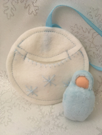 Kersthanger rond wit met babyblauw poppetje