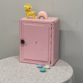 Roze brocante medicijnkastje