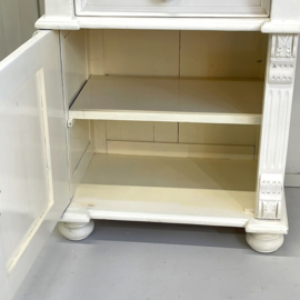 Landelijk brocante kastje