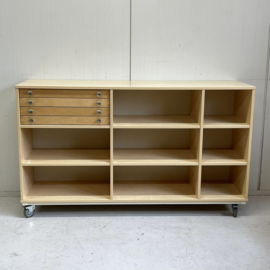 Vintage schoolkast op wielen