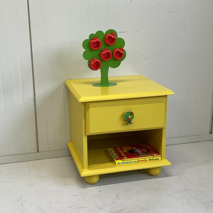 Restyle geel nachtkastje