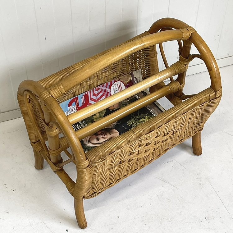 Rotan krantenbak