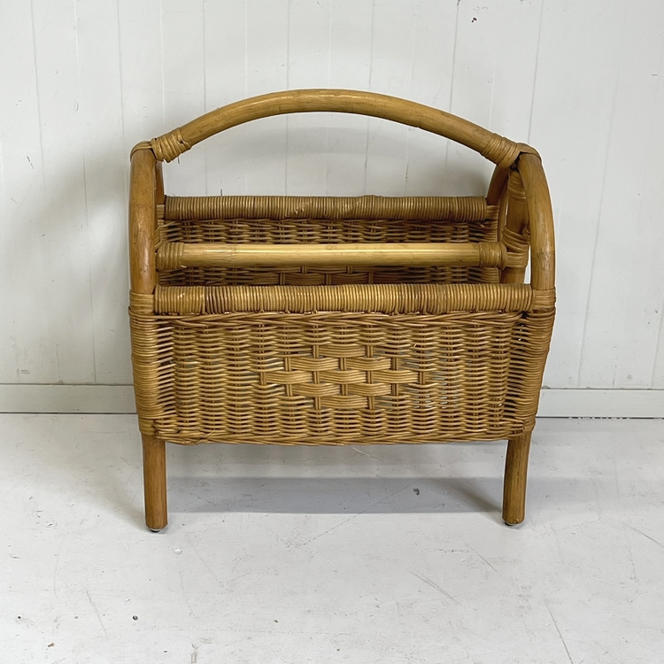 Rotan krantenbak