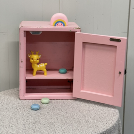 Roze brocante medicijnkastje