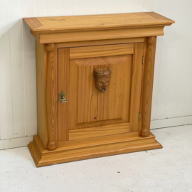 Brocante houten hangkastje