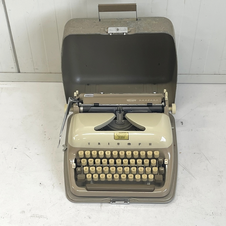 Vintage Triumph typemachine