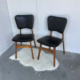 2 Zwarte vintage stoelen