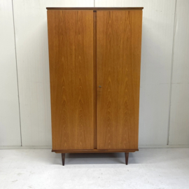 Strakke vintage 2d kledingkast