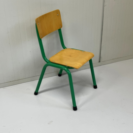 Grasgroen schoolstoeltje