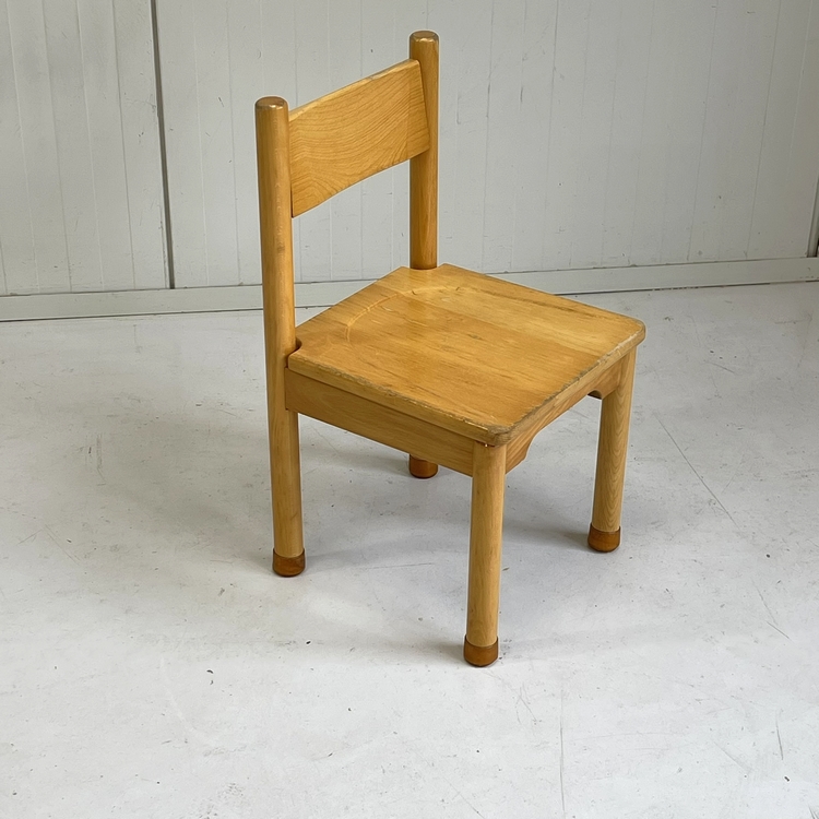Houten schoolstoeltje