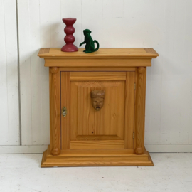 Brocante houten hangkastje