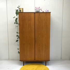 Strakke vintage 2d kledingkast