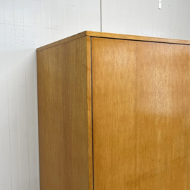 Strakke vintage kledingkast