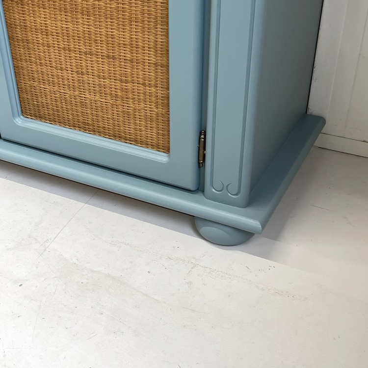 Restyle blauw & rotan dressoir