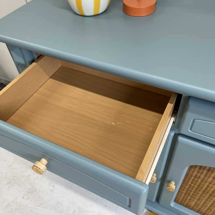 Restyle blauw & rotan dressoir