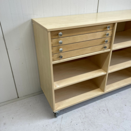 Vintage schoolkast op wielen