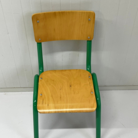 Grasgroen schoolstoeltje