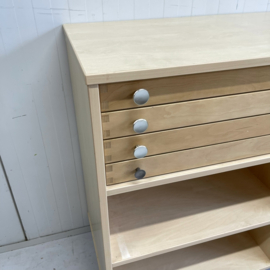 Vintage schoolkast op wielen
