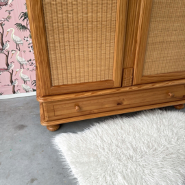 Rotan kledingkast