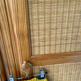 Rotan kledingkast