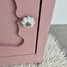 Roze nachtkastje