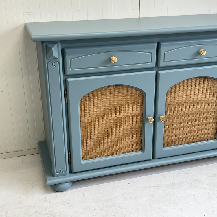Restyle blauw & rotan dressoir