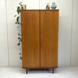 Strakke vintage 2d kledingkast