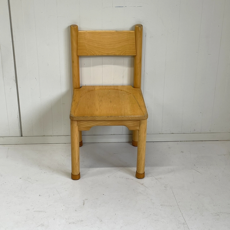 Houten schoolstoeltje
