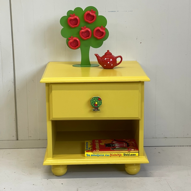 Restyle geel nachtkastje