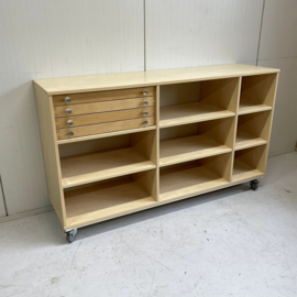 Vintage schoolkast op wielen