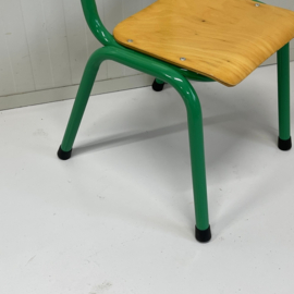 Grasgroen schoolstoeltje