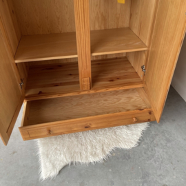 Rotan kledingkast