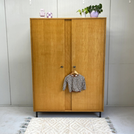 Strakke vintage kledingkast