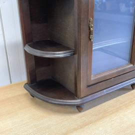 Antiek vitrine hangkastje