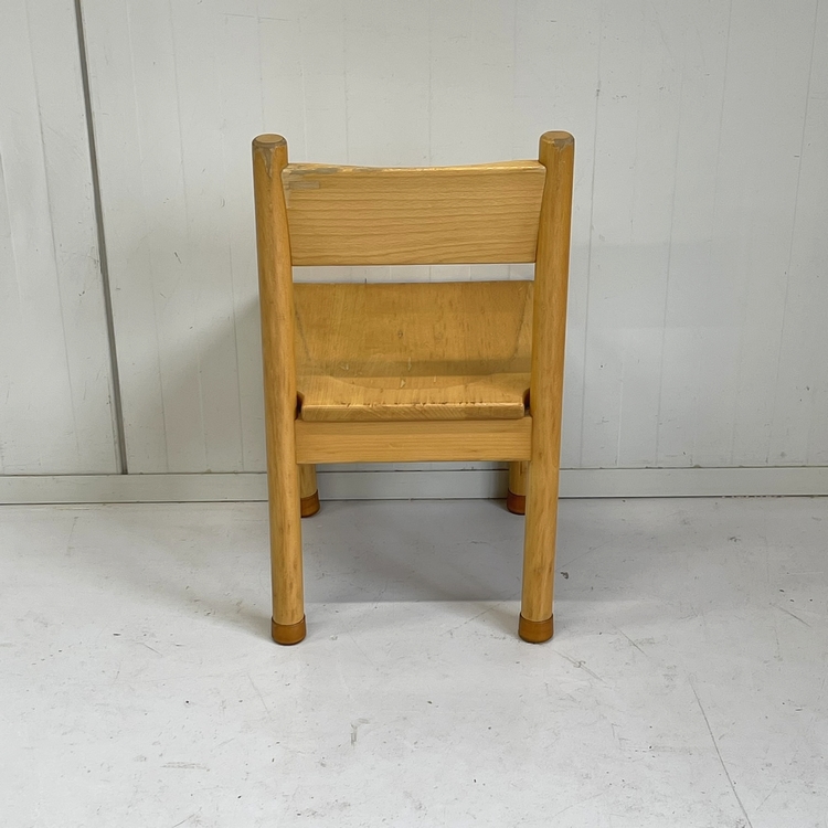 Houten schoolstoeltje